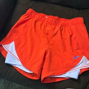 NWT brooks running 2 in 1 short women’s size medium